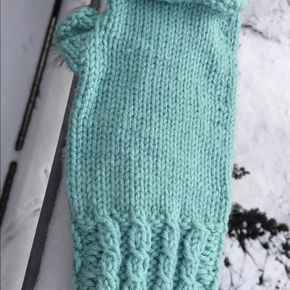Handknit mint green fingerless gloves - Picture 2 of 3